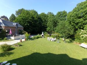 Saint-Michel的住宿－Le Petit Chateau，花园,花园内有大草坪,有狗的雕像