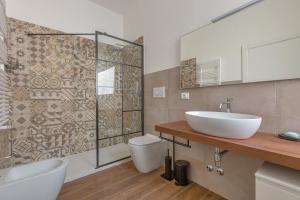 uma casa de banho com um lavatório, um WC e um chuveiro em Casa di Rosa by BarbarHouse em Maglie