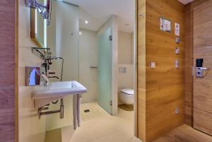 Ein Badezimmer in der Unterkunft Asam Hotel