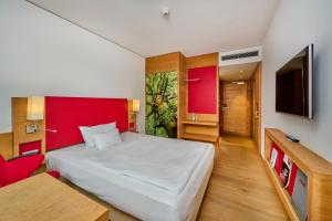 Ein Bett oder Betten in einem Zimmer der Unterkunft Asam Hotel