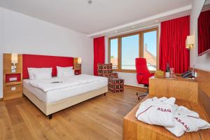 Ein Bett oder Betten in einem Zimmer der Unterkunft Asam Hotel