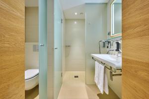 Ein Badezimmer in der Unterkunft Asam Hotel