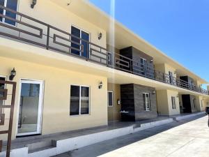 un edificio con balcones en un lateral en Ancla Suites Urban Hotel - 6, en Puerto Peñasco