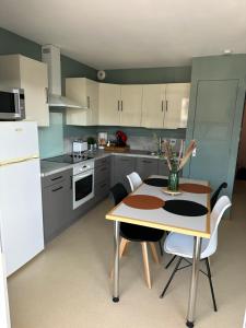 Η κουζίνα ή μικρή κουζίνα στο Studio cabine vue mer latérale +18 φωτογραφίες