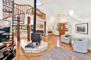 sala de estar con chimenea y escalera de caracol en 2241-Travertine Dome Home home, en Big Bear Lake