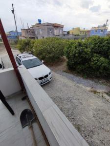 biały samochód zaparkowany na boku domu w obiekcie Ferienhaus Domizil w mieście Tarsus
