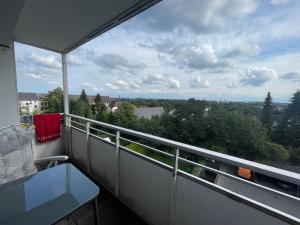 d'un balcon avec une table et une vue sur les arbres. dans l'établissement Haus Weitblick Alva, à Flensbourg