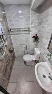 une salle de bain avec toilettes et lavabo dans l'établissement Rusa Cottage (Sleeps 10 pax - 1 min walk from KSL), à Johor Bahru 23 autres photos