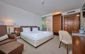 Ein Bett oder Betten in einem Zimmer der Unterkunft Asam Hotel