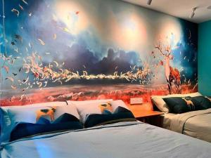 - une chambre avec un grand tableau mural dans l'établissement Rusa Cottage (Sleeps 10 pax - 1 min walk from KSL), à Johor Bahru