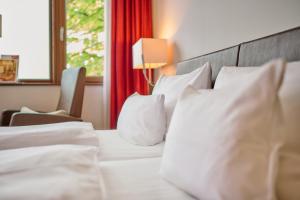 Ein Bett oder Betten in einem Zimmer der Unterkunft Asam Hotel