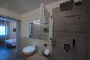 bagno con lavandino e doccia di Via Goito 25 Rooms & Apartment a Peschiera del Garda