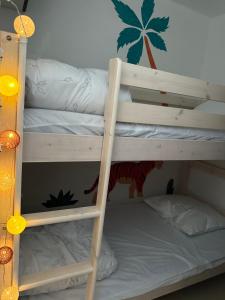 Ένα ή περισσότερα κρεβάτια σε δωμάτιο στο Studio cabine vue mer latérale