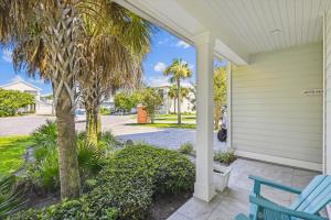 een veranda met een blauwe bank op een huis bij Resting Beach Place home in Destin