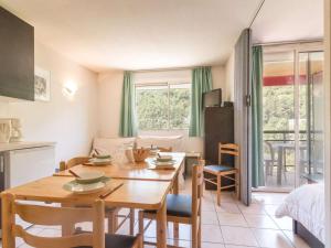 Il comprend une cuisine et un salon avec une table et des chaises. dans l'établissement Appartement Briançon, 2 pièces, 6 personnes - FR-1-330C-16, à Briançon