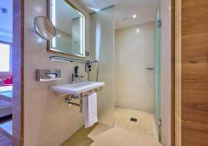 Ein Badezimmer in der Unterkunft Asam Hotel