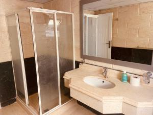 A bathroom at Apartment in Amwaj Resort&Casino B609