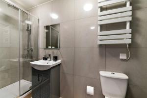 a bathroom with a toilet and a sink and a shower at Beautiful and Spacious 1 Bed Apartment in London
