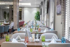 Three Pearls Musalli Hotel餐厅或其他用餐的地方
