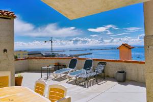 d'un balcon avec des chaises et une vue sur l'océan. dans l'établissement Illas Atlánticas, à Ribeira