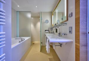 Ein Badezimmer in der Unterkunft Asam Hotel
