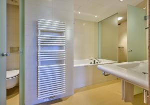 Ein Badezimmer in der Unterkunft Asam Hotel