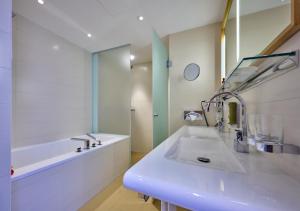 Ein Badezimmer in der Unterkunft Asam Hotel