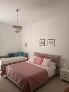 um quarto com 2 camas e um lustre em Kalos em Sorrento