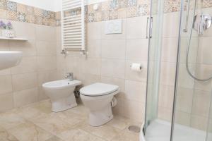 uma casa de banho com um WC e um chuveiro em Kalos em Sorrento