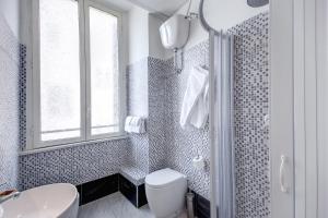 Koupelna v ubytování MF Hotel