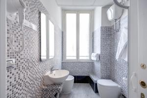 Koupelna v ubytování MF Hotel