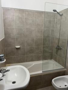 エスケルにあるLos Notros Homeのバスルーム(シャワー、洗面台、トイレ付)