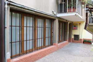 um edifício com grandes janelas de vidro numa rua em Gambara GuestS House em Milão