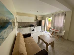 sala de estar con sofá y mesa en El Olivar Experiences - Adults Recommended en Puerto del Rosario