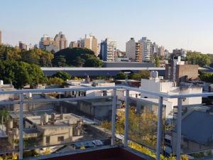 una vista aérea de una ciudad con edificios altos en San Lorenzo 3314 2piso ascensor en Rosario