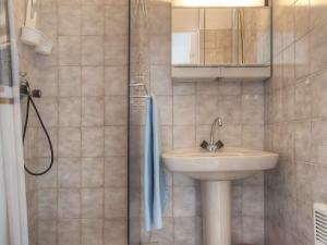 La salle de bains est pourvue d'un lavabo et d'une douche. dans l'établissement Appartement Briançon, 1 pièce, 2 personnes - FR-1-330C-42, à Briançon