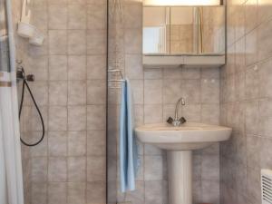 ein Badezimmer mit Waschbecken und Dusche in der Unterkunft Studio cosy 2/3 pers au cœur de Briançon, proche centre-ville et télécabine - FR-1-330C-42 in Briançon