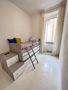 Un dormitorio pequeño con una litera y una ventana. en Splendid Lake 3, en Desenzano del Garda