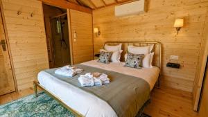 Ένα ή περισσότερα κρεβάτια σε δωμάτιο στο La Cabane du Domaine des Ecus d'Or