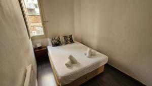Habitación pequeña con 1 cama con 2 toallas. en Romantic apartment in the center of Barcelona, en Barcelona