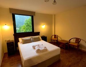 a bedroom with a bed with towels on it at MIRADOR DE LAS UBIÑAS in Ríospaso