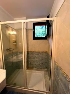 a shower in a bathroom with a window at MIRADOR DE LAS UBIÑAS in Ríospaso