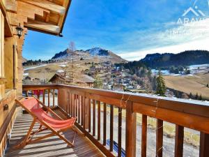 Chalet Le Grand-Bornand, 5 pièces, 9 personnes - FR-1-391-35にあるバルコニーまたはテラス