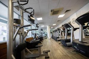 einen Fitnessraum mit Laufbändern und Geräten in der Unterkunft IGM 2beds Property in London