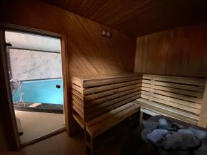 Apartamenti في ريغا: غرفة صغيرة مع حوض استحمام ونافذة