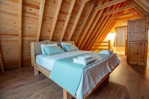 a bedroom with a bed in a log cabin at KiDRAK OTEL MONTENEGRO-1 in Faralya