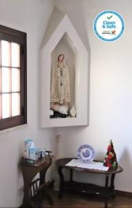 une chambre avec une photo d'une statue sur le mur dans l'établissement Vivenda Alju, à Ourém
