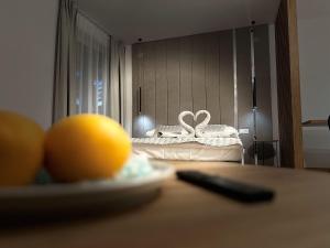 加茨比亞格拉的住宿－Willa ROXY Jastrzębia Góra，一张桌子,桌子上放着一盘水果,桌子上放着一张床