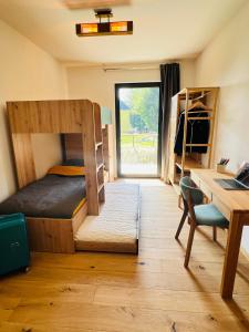 1 dormitorio con litera, escritorio y escritorio en Ski&Bike Family Apartment with terasse Janske Lazne en Janske Lazne