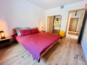 1 dormitorio con 1 cama grande con manta roja en Ski&Bike Family Apartment with terasse Janske Lazne en Janske Lazne